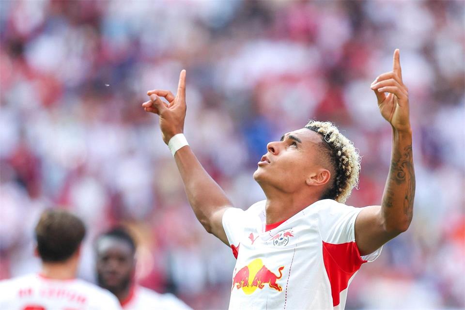 Antonio Nusa (RB Leipzig) jubelt nach seinem Traumtor. Jan Woitas/dpa