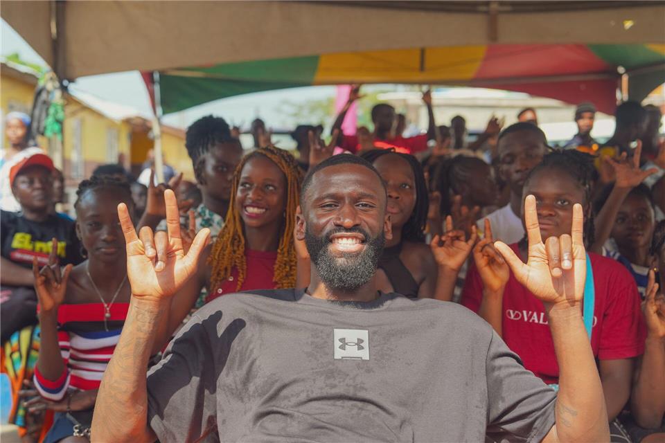 Antonio Rüdiger besuchte in der Weihnachtspause Sierra Leone, hier eine Schule in Freetown.Fred Santos/Antonio Rüdiger Foundation/dpa
