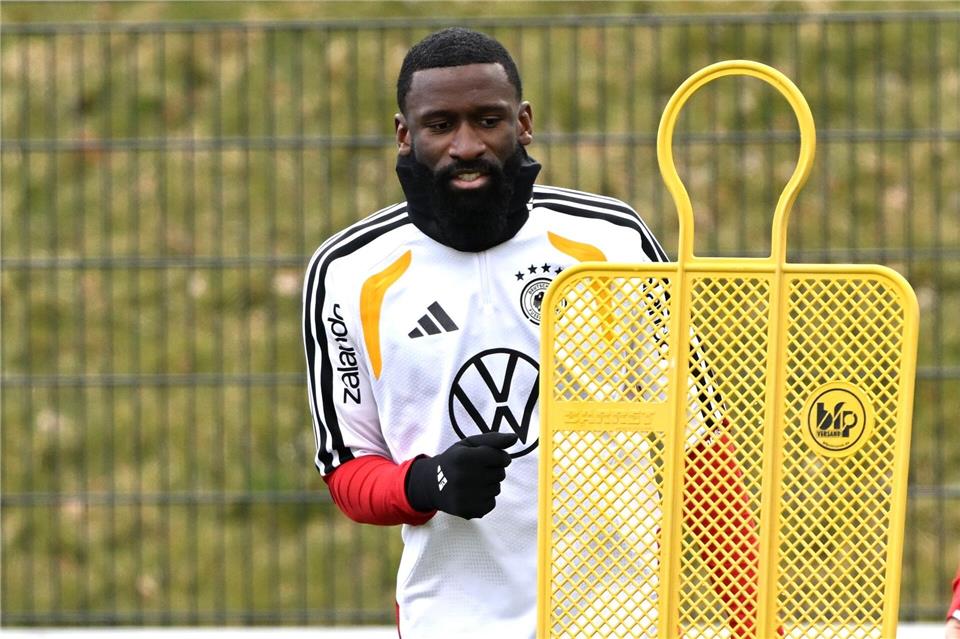 Antonio Rüdiger hat seinen Stammplatz zum Start ins WM-Jahr verloren.Federico Gambarini/dpa