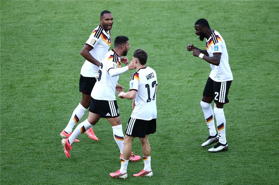 Antonio Rüdiger (r.) rückt nun wohl für Schlotterbeck in die Startelf. Christian Charisius/dpa