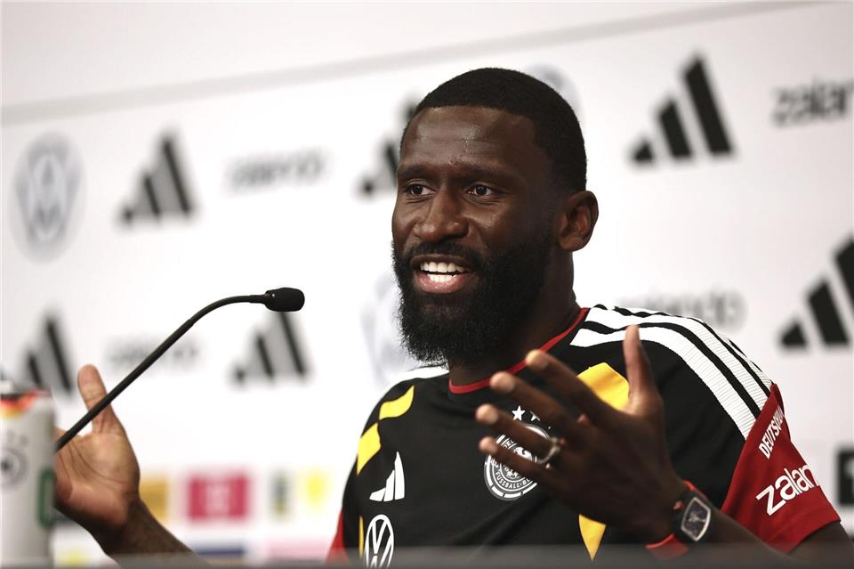 Antonio Rüdiger spricht sich für Gelassenheit im Umgang mit dem Gebet von Kollege Felix Nmecha aus. Christian Charisius/dpa