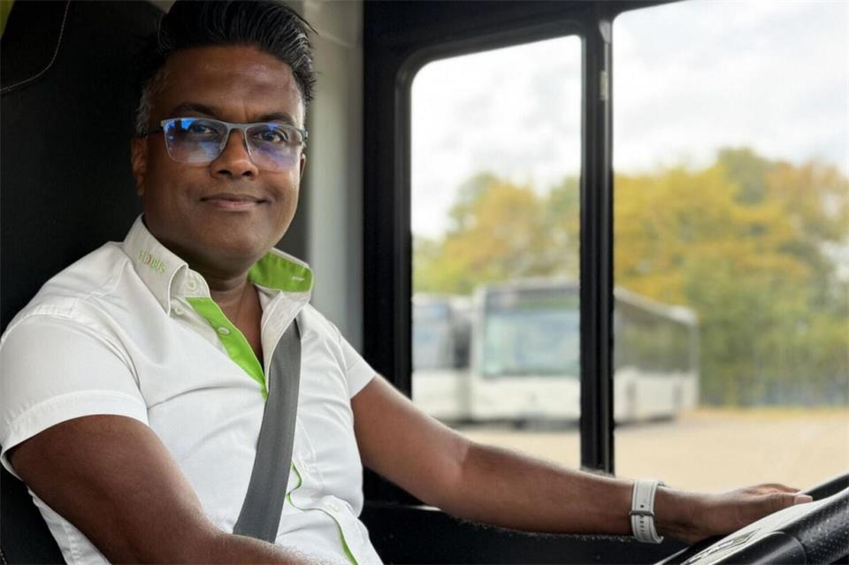 Antony Chandrasegaram fährt für das Bocholter Unternehmen LTB Bus im Auftrag von FlixBus. Er wurde in der Kategorie „Fernbus“ als Deutschlands Lieblingsbusfahrer 2026 ausgezeichnet. 