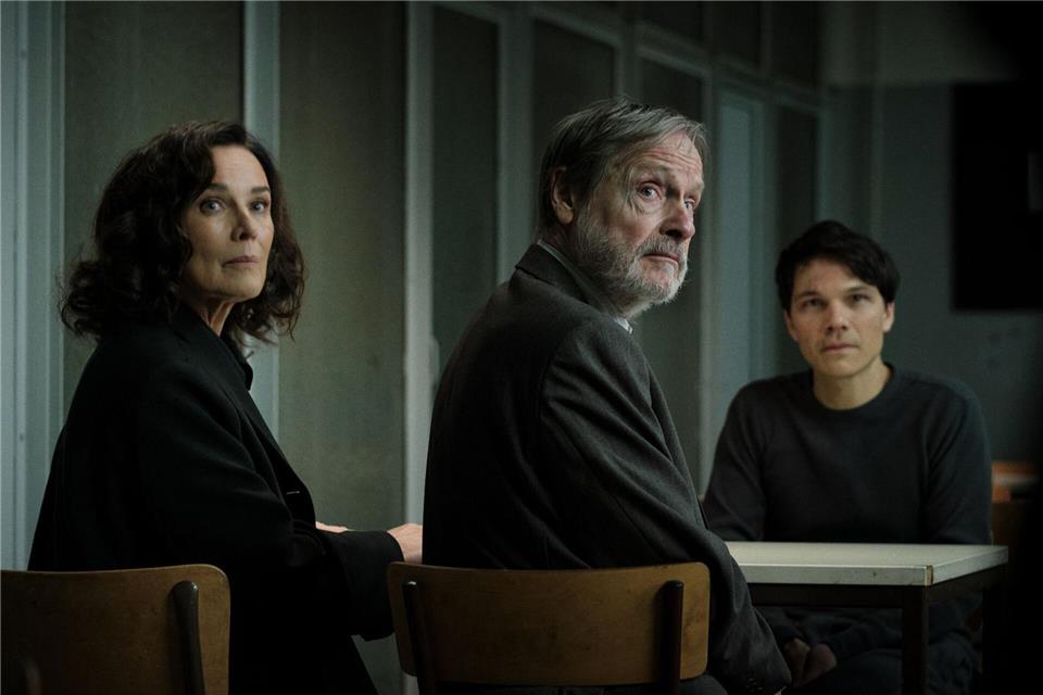 Anwältin Anna Conti (Désirée Nosbusch) und Friedrich Klopfer (Michael Wittenborn) besuchen dessen Sohn Falk Klopfer (Sebastian Urzendowsky). Peter Drittenpreis/ZDF/dpa