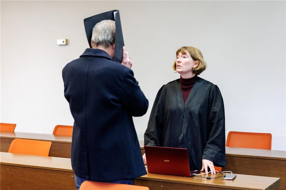 Anwältin Julia Weinmann gab eine Erklärung für ihren Mandanten ab. Matthias Balk/dpa