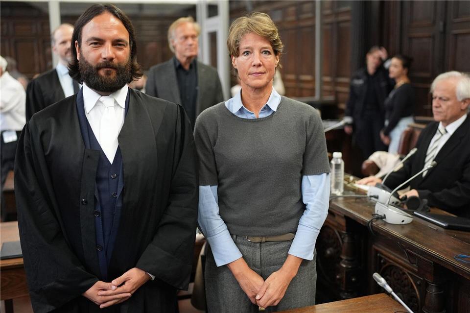 Anwalt Ingo Bott und seine Mandantin Christina Block stehen vor Prozessbeginn im Gerichtssaal. Marcus Brandt/dpa/dpa Pool