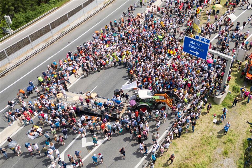 Anwohner demonstrierten auf der Autobahn gegen den überbordenden Verkehr. Peter Kneffel/dpa