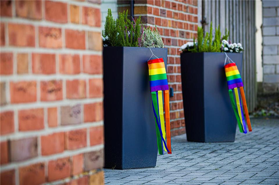 Wahrenholz: Ein Dorf sieht bunt Anwohner haben neben Regenbogenflaggen auch Windspiele oder Girlanden augehängt. Moritz Frankenberg/dpa