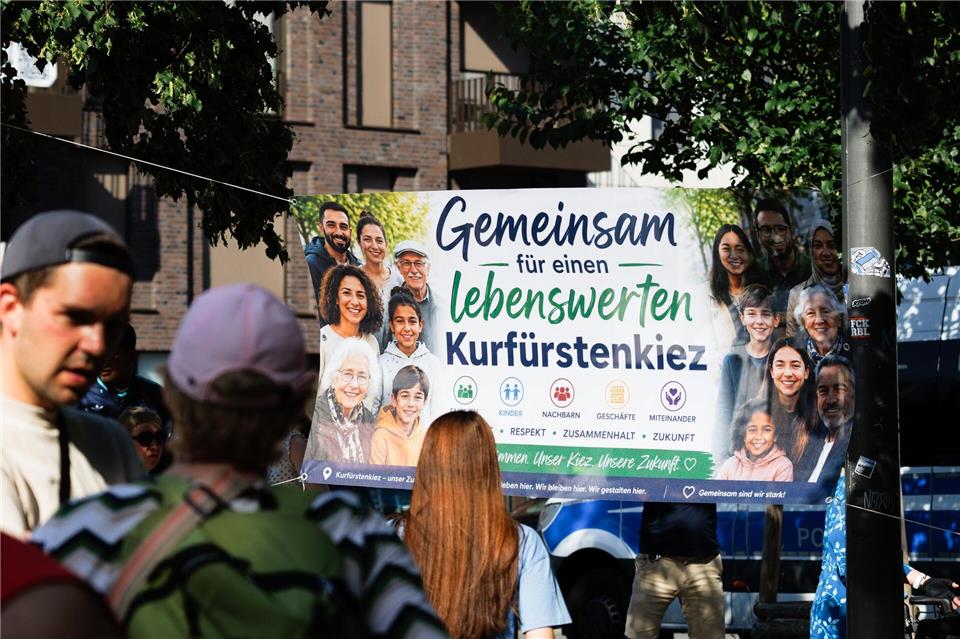 Anwohner haben sich vor der Kirche versammelt.Carsten Koall/dpa