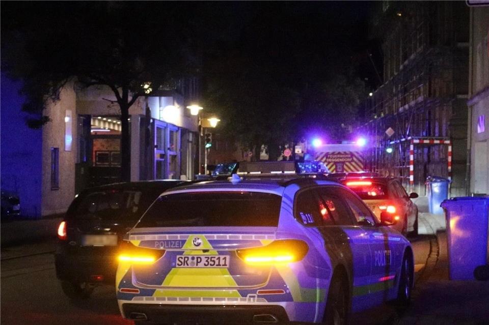 Anwohner hören Schussgeräusche - und finden einen verletzten Mann. Die Polizei nimmt nach stundenlanger Fahndung zwei Tatverdächtige fest.Markus Zechbauer/zema-medien/dpa