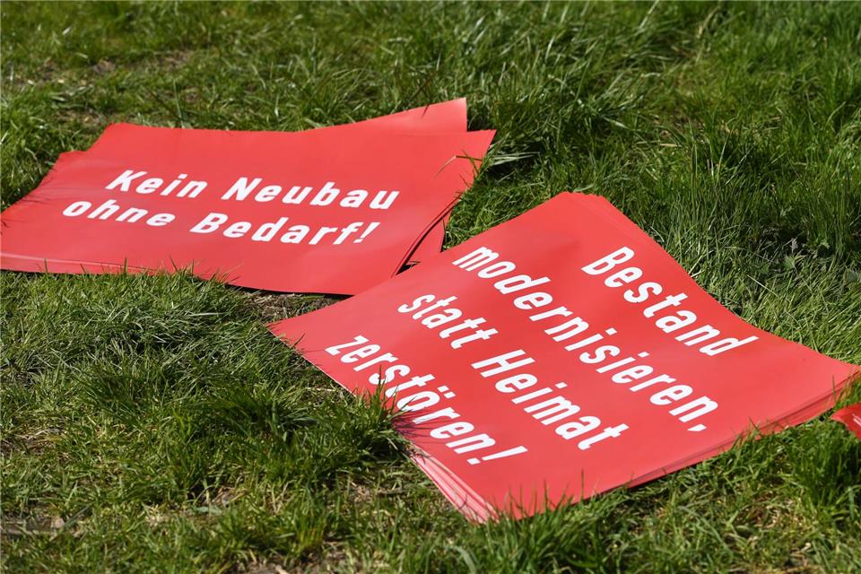 Anwohner protestieren seit Jahren gegen den geplanten Neubau von Gleisen. (Archivfoto)Angelika Warmuth/dpa