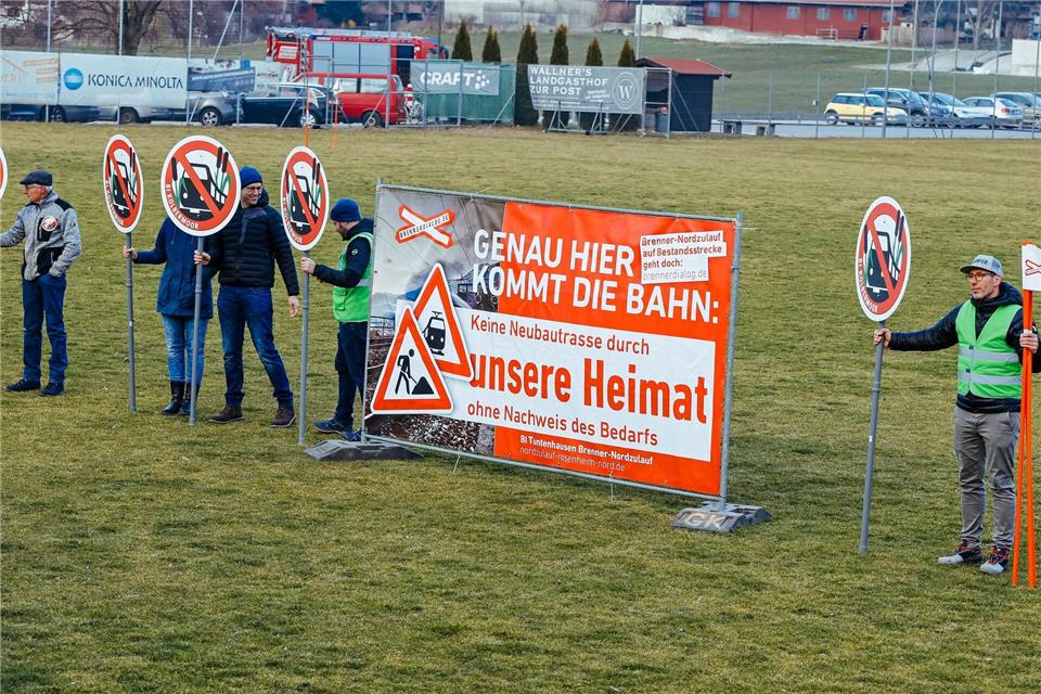 Anwohner protestieren seit Jahren gegen den geplanten Neubau von Gleisen. (Archivfoto)Uwe Lein/dpa