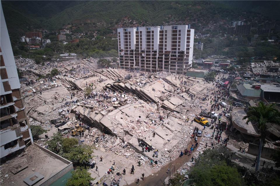 Anwohner und Rettungskräfte durchsuchen zwei Tage nach den Erdbeben in Venezuela Trümmer in La Guaira.Juan Pablo Arraez/AP/dpa