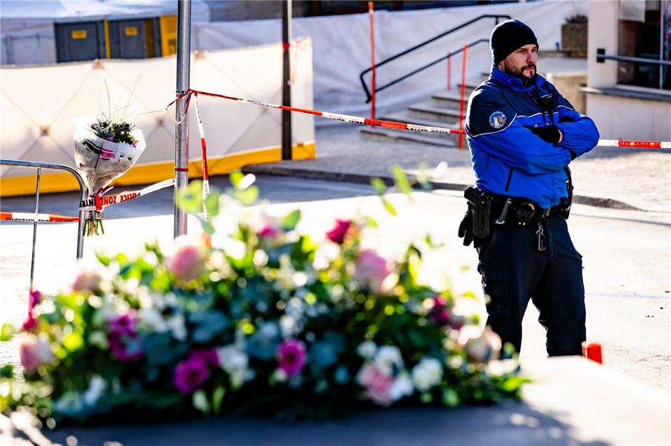 Anwohner und Touristen stehen nach dem verheerenden Feuer unter Schock.Jean-Christophe Bott/KEYSTONE/dpa