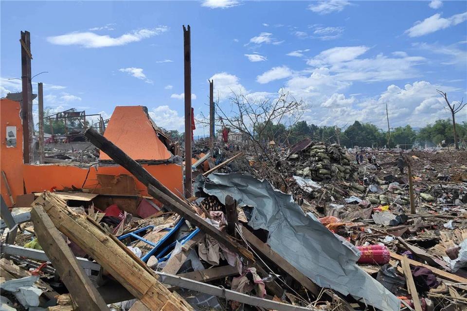 Anwohnern zufolge wurden bei der Explosion auch zahlreiche Wohnhäuser in der Umgebung beschädigt. -/Palaung Land/AP/dpa