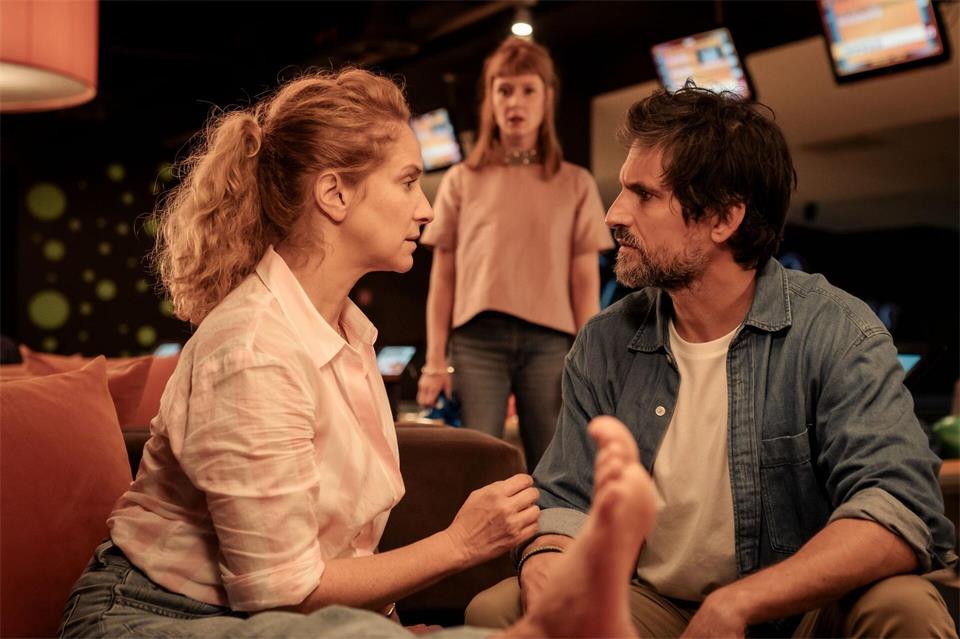 Anya (Sarah Bauerett, M) entgeht nicht, dass ihre Wingwoman Caro (Chiara Schoras, l) den Musiklehrer Marc (Tom Beck, r) interessant findet.Gordon Muehle/ZDF/dpa