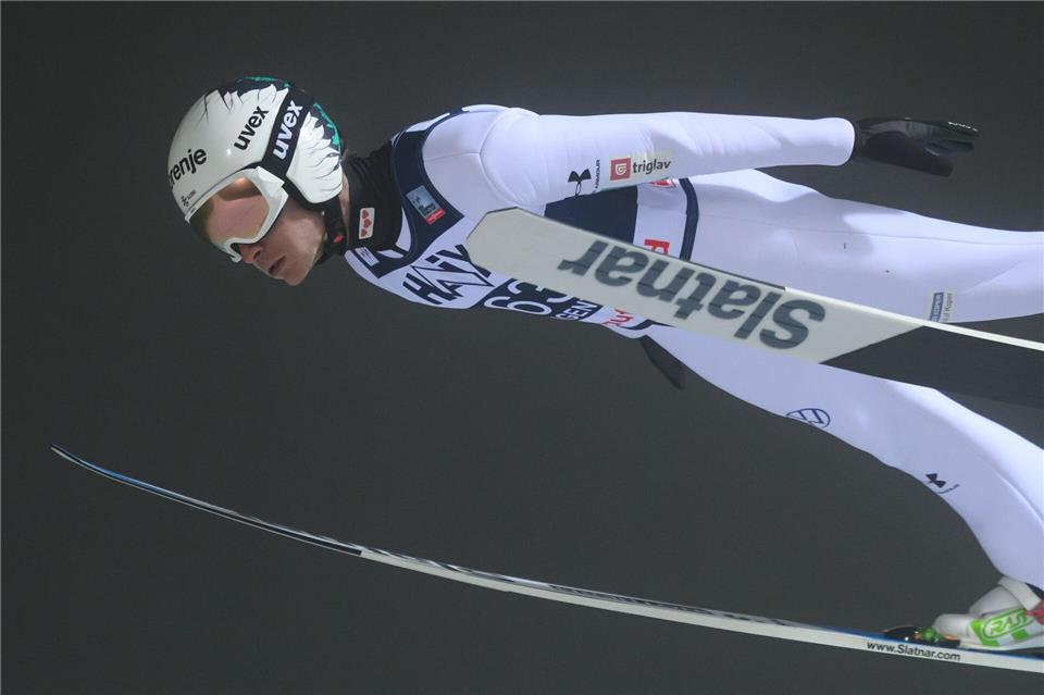 Anze Lanisek ist im Gesamtweltcup vorne dabei. (Archivbild)Hendrik Schmidt/dpa
