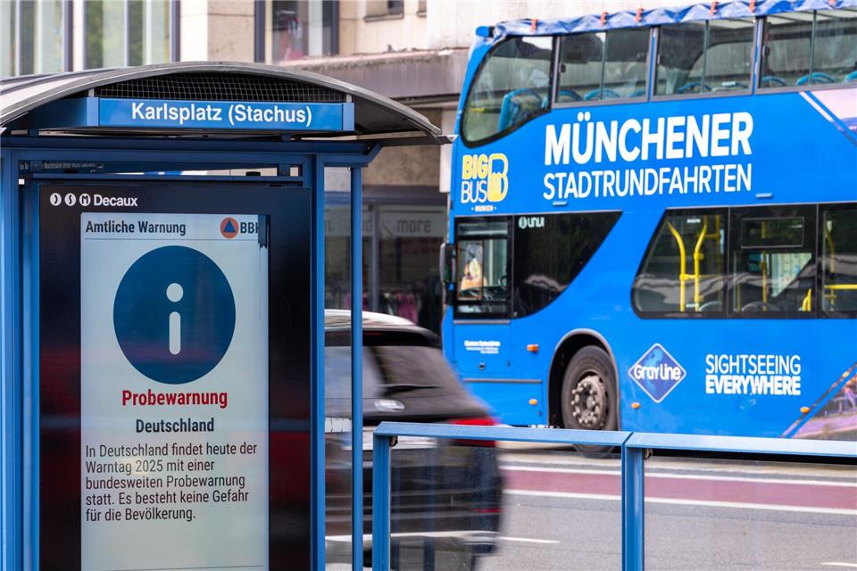 Anzeigetafeln sind Teil des sogenannten Warnmittel-Mix, der sicherstellen soll, dass möglichst jeder eine Warnung erhält.Leonie Asendorpf/dpa
