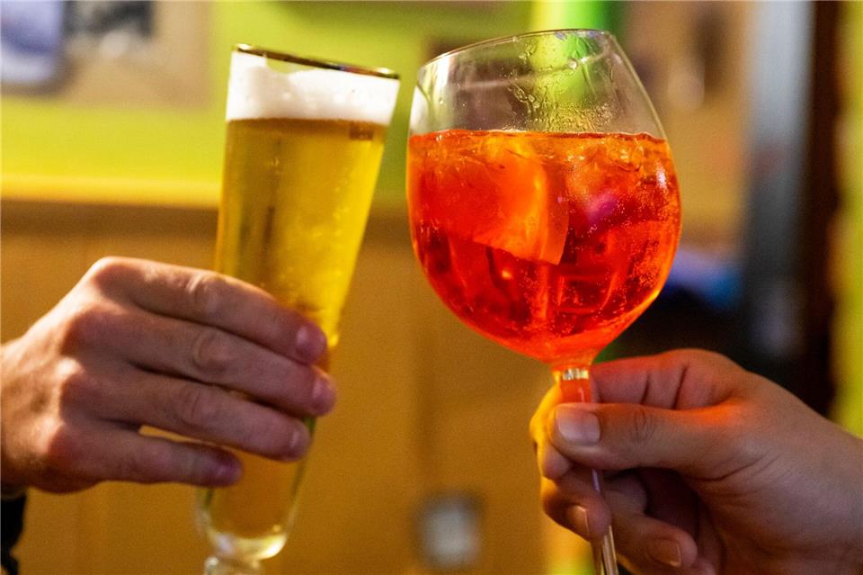 Aperol Spritz läuft vor allem bei Frauen anderen alkoholischen Getränken wie Bier den Rang ab. (Archivbild)Christophe Gateau/dpa