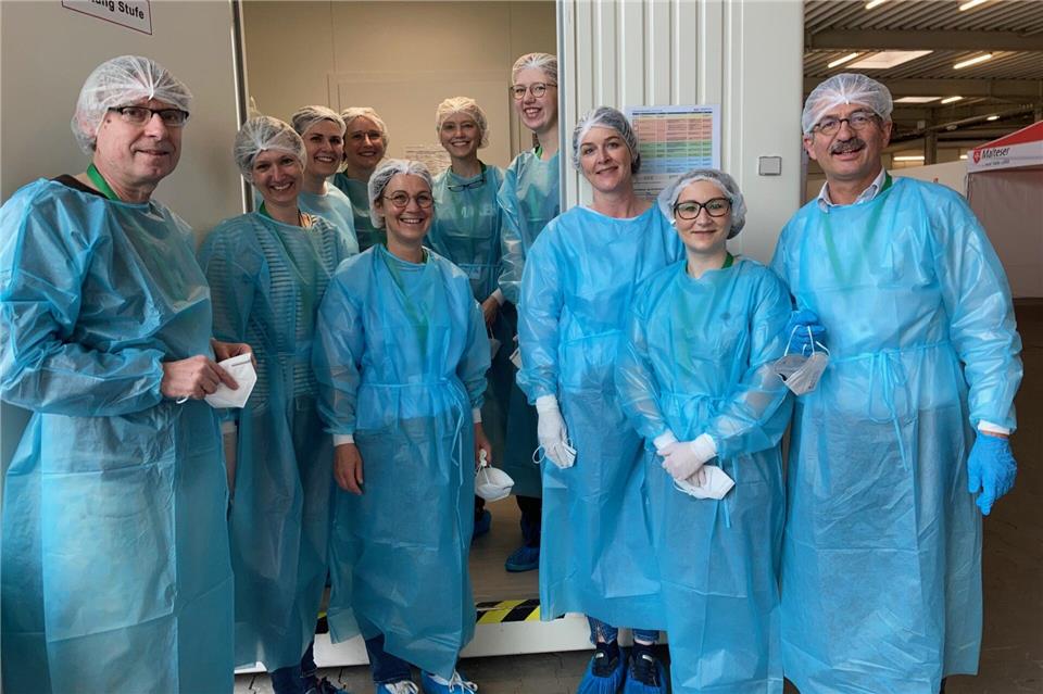 Apotheker Wolfgang Matenaer (r.) und sein Impfteam im Impfzentrum Velen.