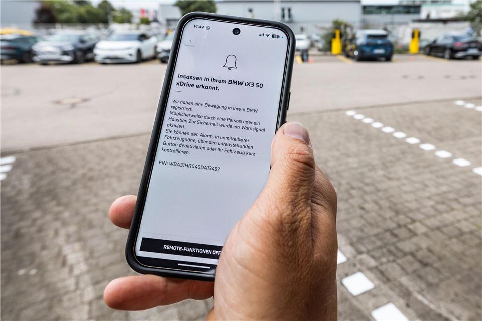 App-Alarm kann helfen: Im Test warnten einige Fahrzeuge mit Blinkern, Hupe oder Hinweis auf dem Handy – trotzdem gilt: Kinder und Tiere bei Wärme niemals im Auto lassen.Mark von Nordheim/ADAC/ABGEDREHT/dpa-tmn