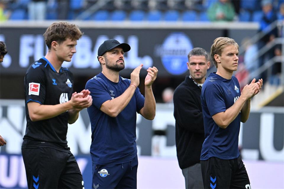 Applaus für den SC Paderborn: Trainer Ralf Kettemann (M) und seine Spieler nach der 0:1-Niederlage gegen den SC Freiburg. Swen Pförtner/dpa
