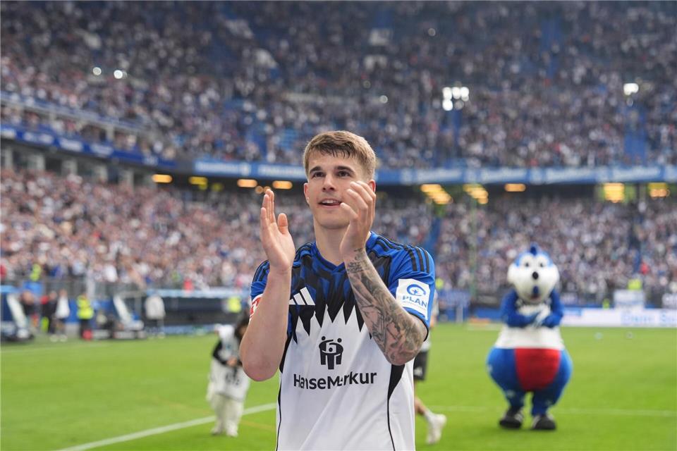 Applaus für die Fans: HSV-Verteidiger Luka Vuskovic nimmt Abschied. Marcus Brandt/dpa