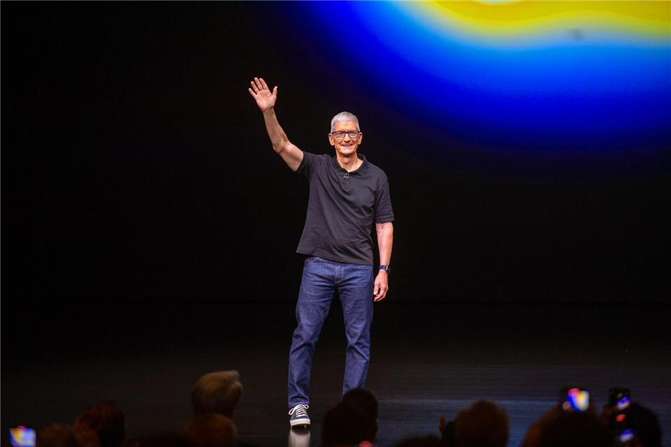 Apple-Neuheiten: Schlankes iPhone statt KI-Feuerwerk Apple-Chef Tim Cook begrüßte die Anwesenden im Hauptquartier in Cupertino. (Archivbild)Andrej Sokolow/dpa