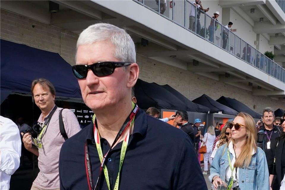 Mega-Deal perfekt: Apple überträgt künftig Formel 1 in USA Apple-Chef Tim Cook dürfte bald noch öfter in der Formel 1 auftauchen. Darron Cummings/AP/dpa