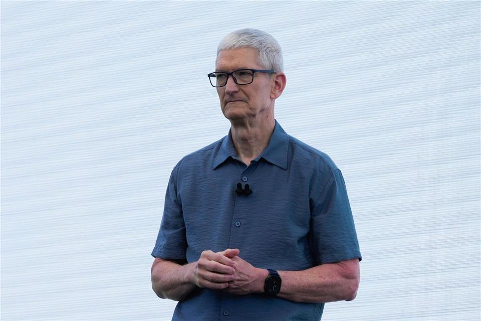Apple-Chef Tim Cook zufolge kann der iPhone-Konzern Kunden nicht mehr wie bisher Kunden von Preiserhöhungen bei Bauteilen abschirmen. (Archivbild)Jeff Chiu/AP/dpa