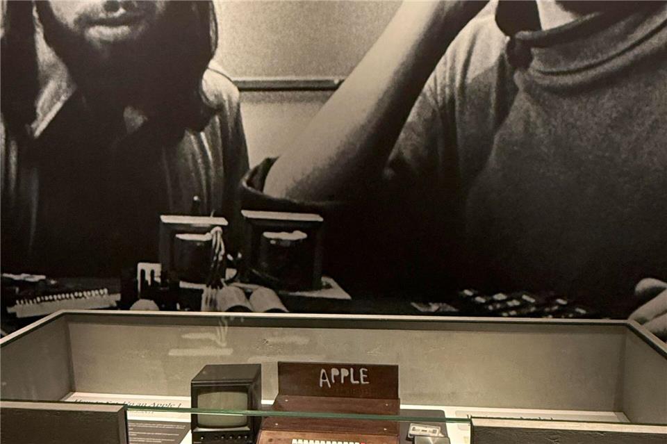 Apple-Gründer Wozniak (l.) und Jobs: Gründung in einer Garage.Annette Birschel/dpa