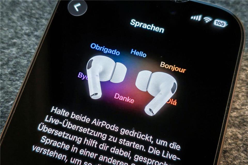 Apple ermöglicht es iPhone- und AirPods-Nutzern, Gespräche in Echtzeit in neun Sprachen zu übersetzen.Till Simon Nagel/dpa-tmn