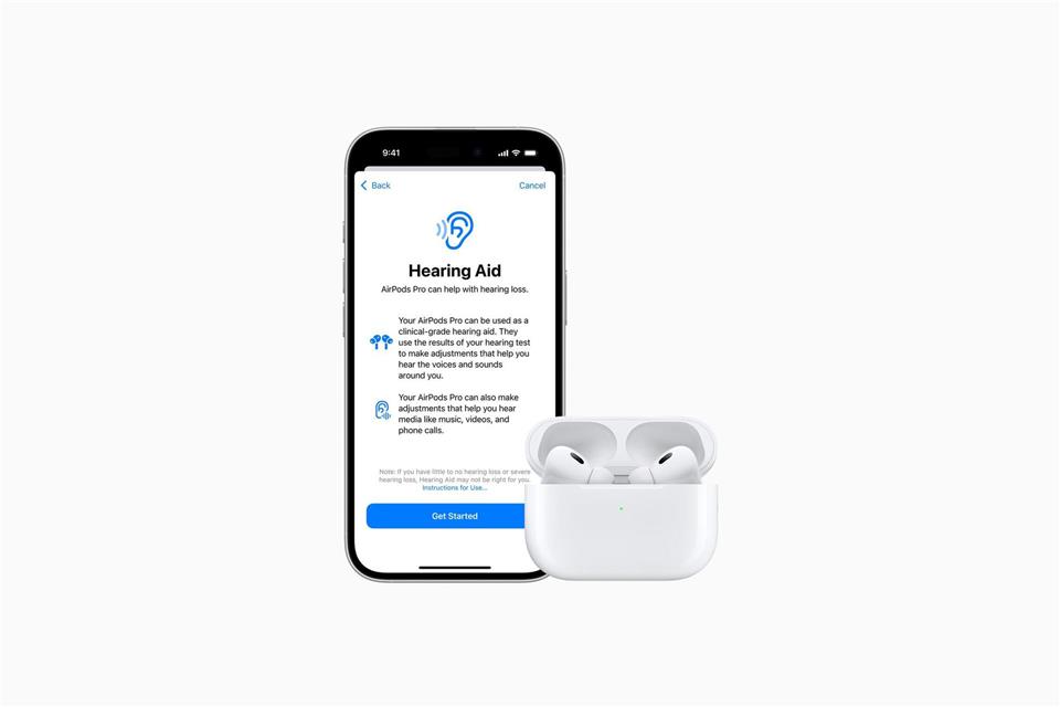 Apples Airpods Pro 2 können in Verbindung mit einem iPhone oder iPad als Hörhilfe für geringe bis mittlere Höreinschränkungen eingestellt werden.Apple Inc./dpa-tmn