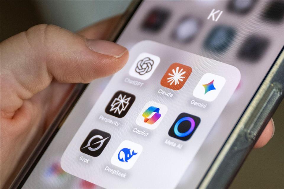 Apps von KI-Anbietern auf einem Smartphone.Philip Dulian/dpa