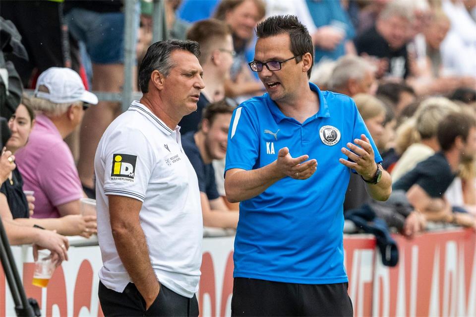 Arambasic 2022 im Austausch mit Sandhausens Trainer Alois Schwartz (l). (Archivbild)David Inderlied/dpa