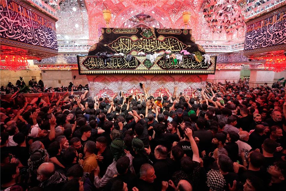 Arbaeen im Irak: Gläubige berühren den Schrein von Imam HusseinHadi Mizban/AP/dpa