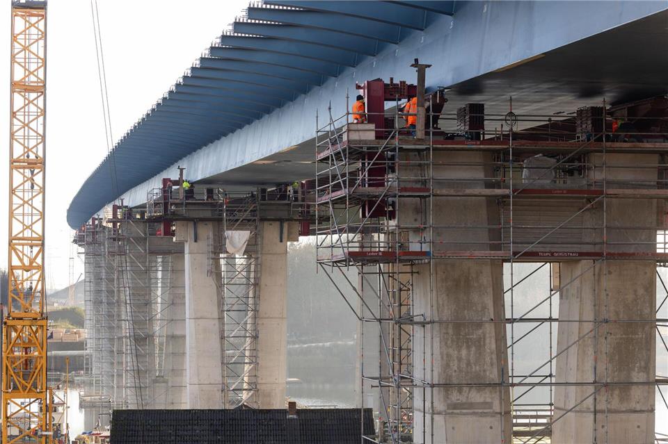 Arbeit in luftiger Höhe am Ersatzneubau der Rader Hochbrücke.Ulrich Perrey/dpa