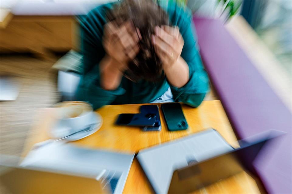 Arbeit ist einer von vielen Lebensbereichen, der Menschen belastet. (Symbolbild)Frank Molter/dpa