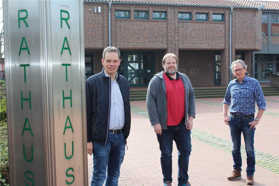 Arbeiten im Krisenstab mit (von links): Bürgermeister Andreas Grotendorst, Verwaltungsmitarbeiter Michael Mels und Ordnungsamtsleiter Markus Büsken.