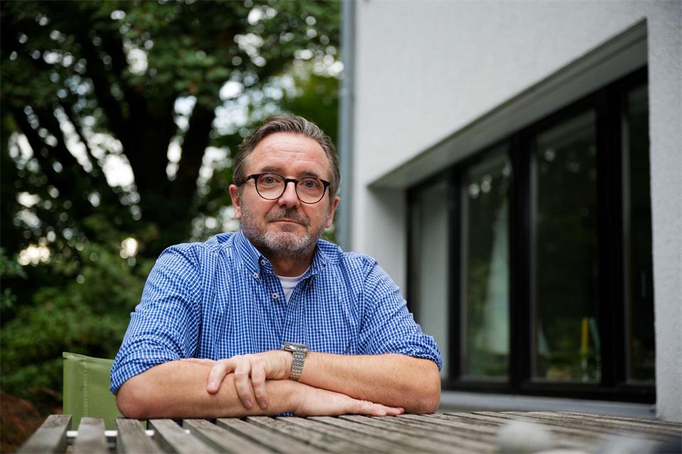 Arbeiten in den Niederlanden, Wohnen in Deutschland: Der Arzt Sören Gärtner sitzt im Garten seines Hauses in Aachen nahe der Grenze zu den Niederlanden und Belgien. Henning Kaiser/dpa