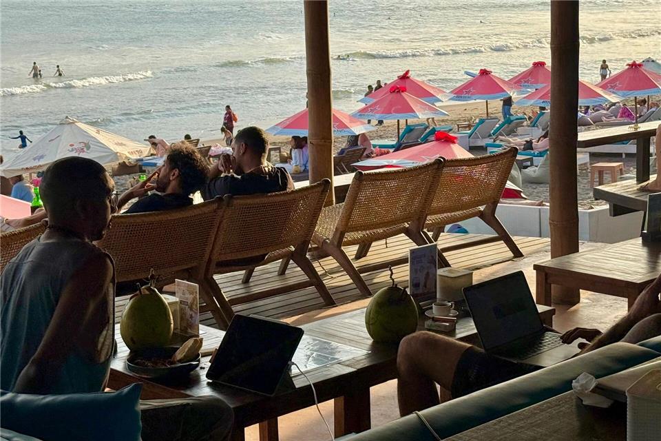 Arbeiten mit Blick aufs Meer: Canggu lockt mit guter Infrastruktur und Ständen.Carola Frentzen/dpa