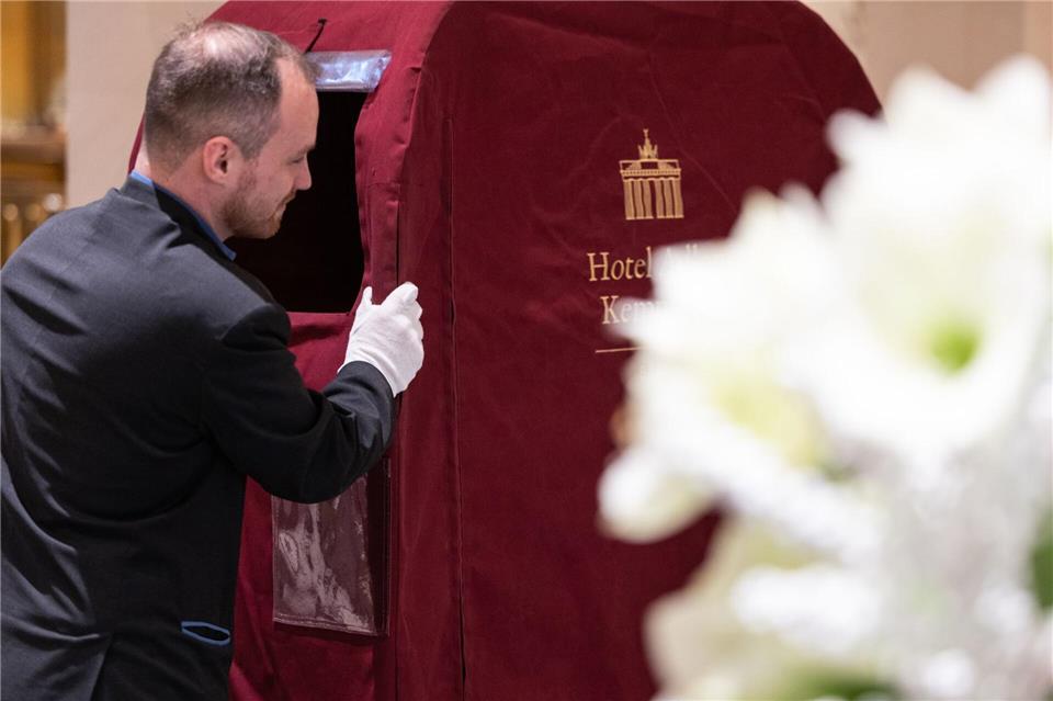 Arbeiten mit weißen Handschuhen - das Adlon steht für Luxushotellerie. (Archivbild) Hannes P. Albert/dpa