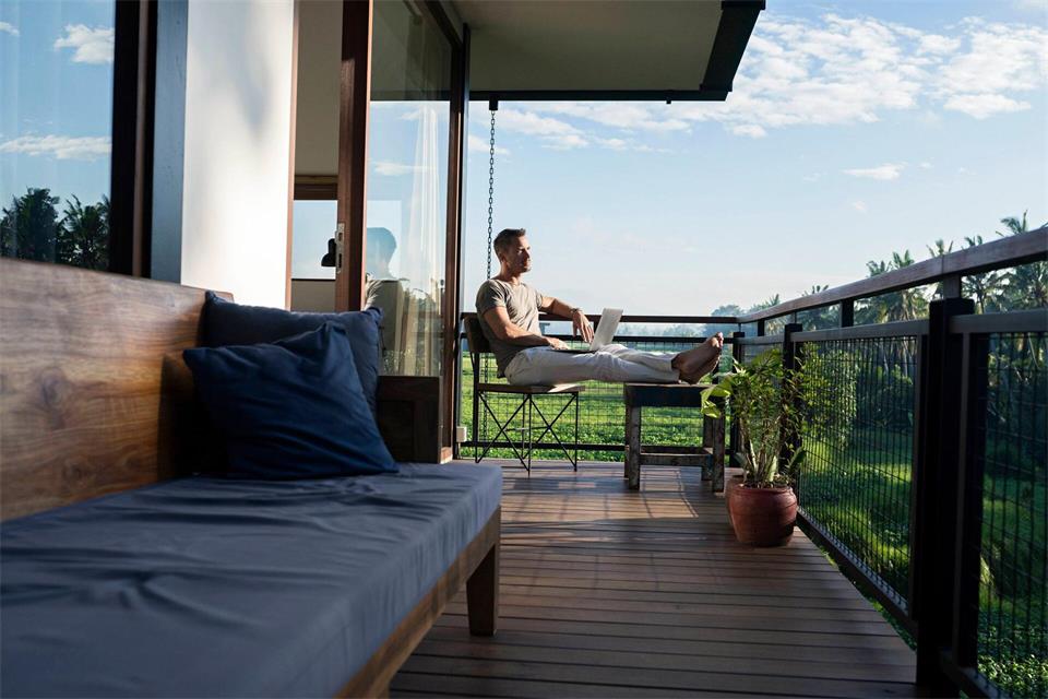 Arbeiten und nach Feierabend Urlaub machen? - Die Workation-Idee finden viele Arbeitnehmende attraktiv.Steve Brookland/Westend61/dpa-tmn