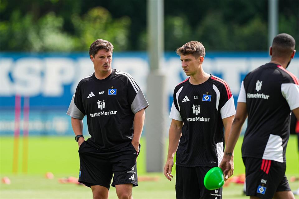 Arbeiten weiter für den HSV zusammen: Trainer Merlin Polzin (l) und Loic Favé (M). (Archivbild) Fotoreport-DB/dpa