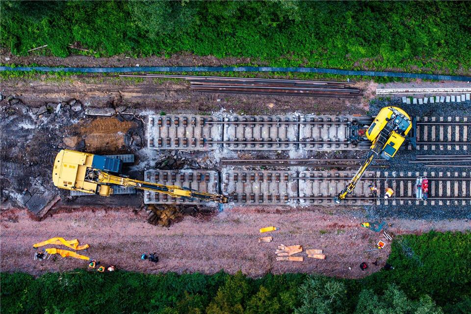 Arbeiter bauen alte Schienen ab. (Archivbild) Jens Büttner/dpa