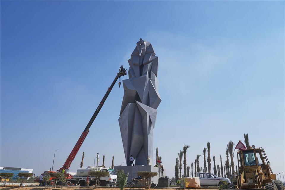 Bilder des Tages  Arbeiter bemalen die 27 Meter hohe Eisenstatue „The Guard“ des ägyptischen Künstlers Deyaa Awed. Die Statue steht den Besuchern gegenübersteht, die vom Flughafen Sphinx zum Großen Ägyptischen Museum kommen.Amr Nabil/AP/dpa