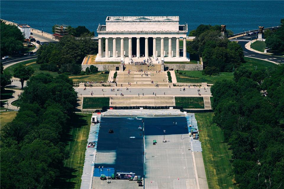 Arbeiter beschichten den Lincoln Memorial Reflecting Pool in Washington.Julia Demaree Nikhinson/AP/dpa