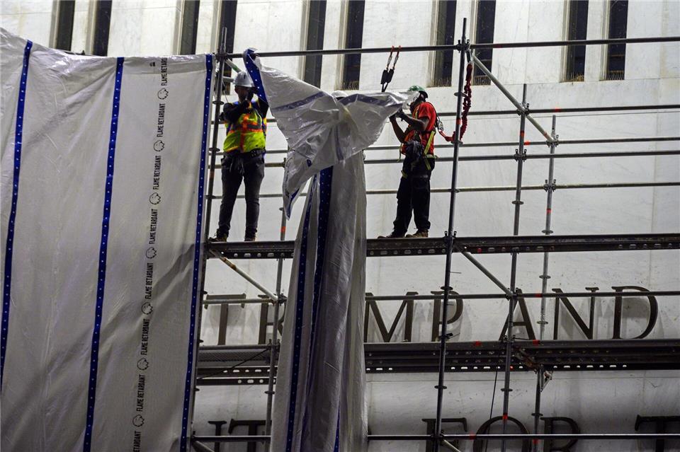 Arbeiter haben laut dem Kennedy Center Trumps Namen von der Fassade der Kultureinrichtung entfernt. Cliff Owen/AP/dpa