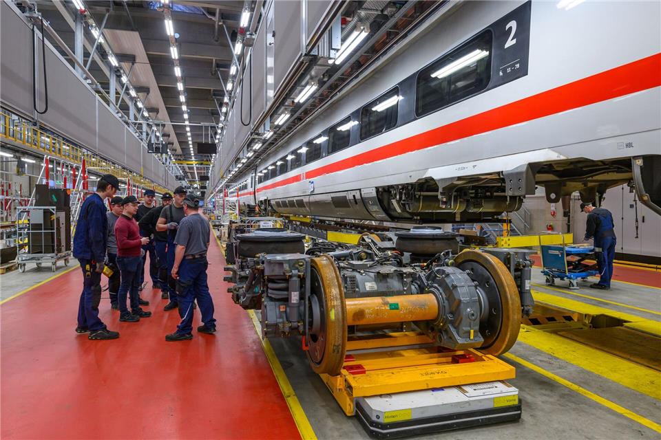 Arbeiter montieren einen Radsatz im ICE-4-Instandhaltungswerk der Deutschen Bahn. Das ICE-Werk in Cottbus wird am 11.01.2025 ein Jahr alt. Im ersten Jahr nach der Inbetriebnahme wurden hier insgesamt 13 ICE-4 Züge gewartet. Für 2025 sollen bereits doppelt soviel Züge gewartet werden. Zudem solle die sogenannte schwere Instandhaltung des ICE-4 schon jetzt vollständig in der Lausitz gebündelt werden, teilte die Deutsche Bahn mit.Patrick Pleul/dpa