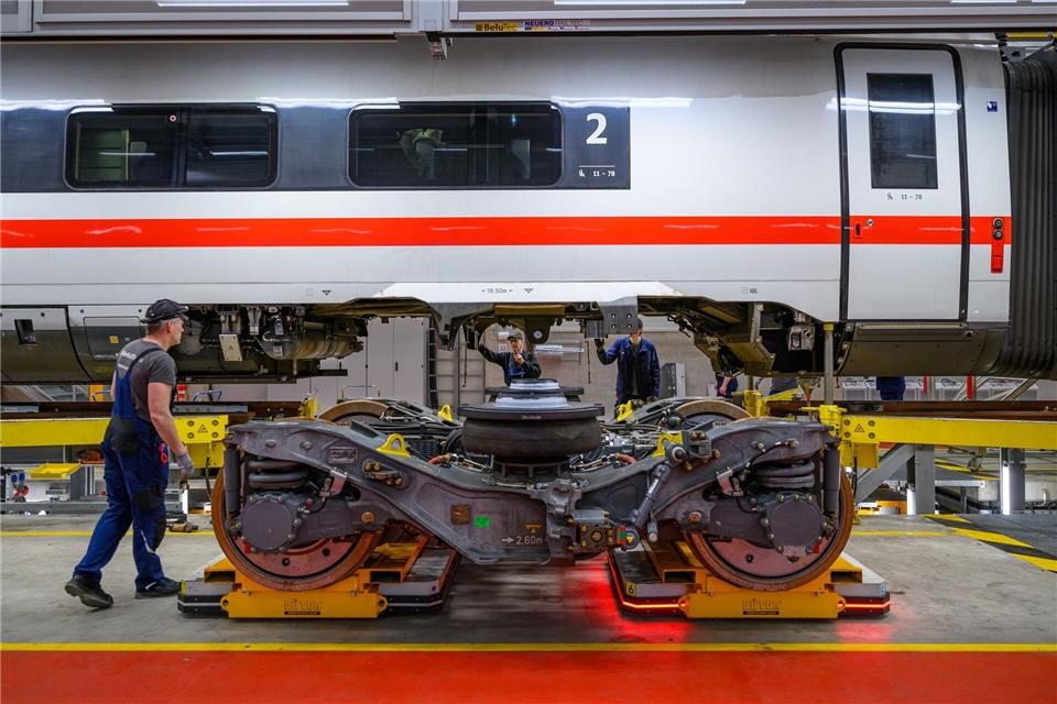 Arbeiter montieren einen Radsatz im ICE-4-Instandhaltungswerk der Deutschen Bahn. Das ICE-Werk in Cottbus wird am 11.01.2025 ein Jahr alt. Im ersten Jahr nach der Inbetriebnahme wurden hier insgesamt 13 ICE-4 Züge gewartet. Für 2025 sollen bereits doppelt soviel Züge gewartet werden. Zudem solle die sogenannte schwere Instandhaltung des ICE-4 schon jetzt vollständig in der Lausitz gebündelt werden, teilte die Deutsche Bahn mit.Patrick Pleul/dpa