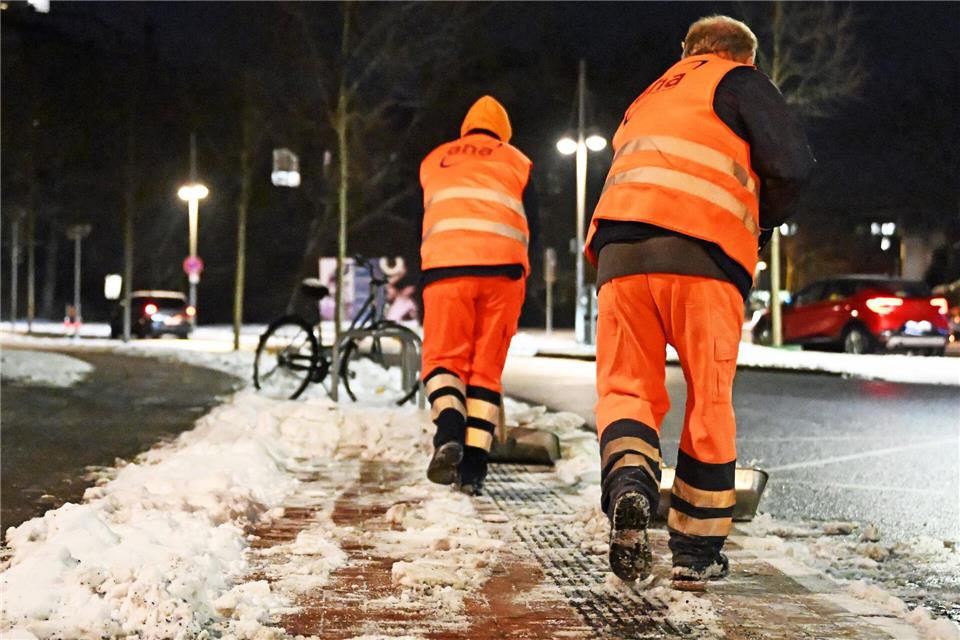 Arbeiter räumen den Schnee mit Schaufeln weg.Shireen Broszies/dpa